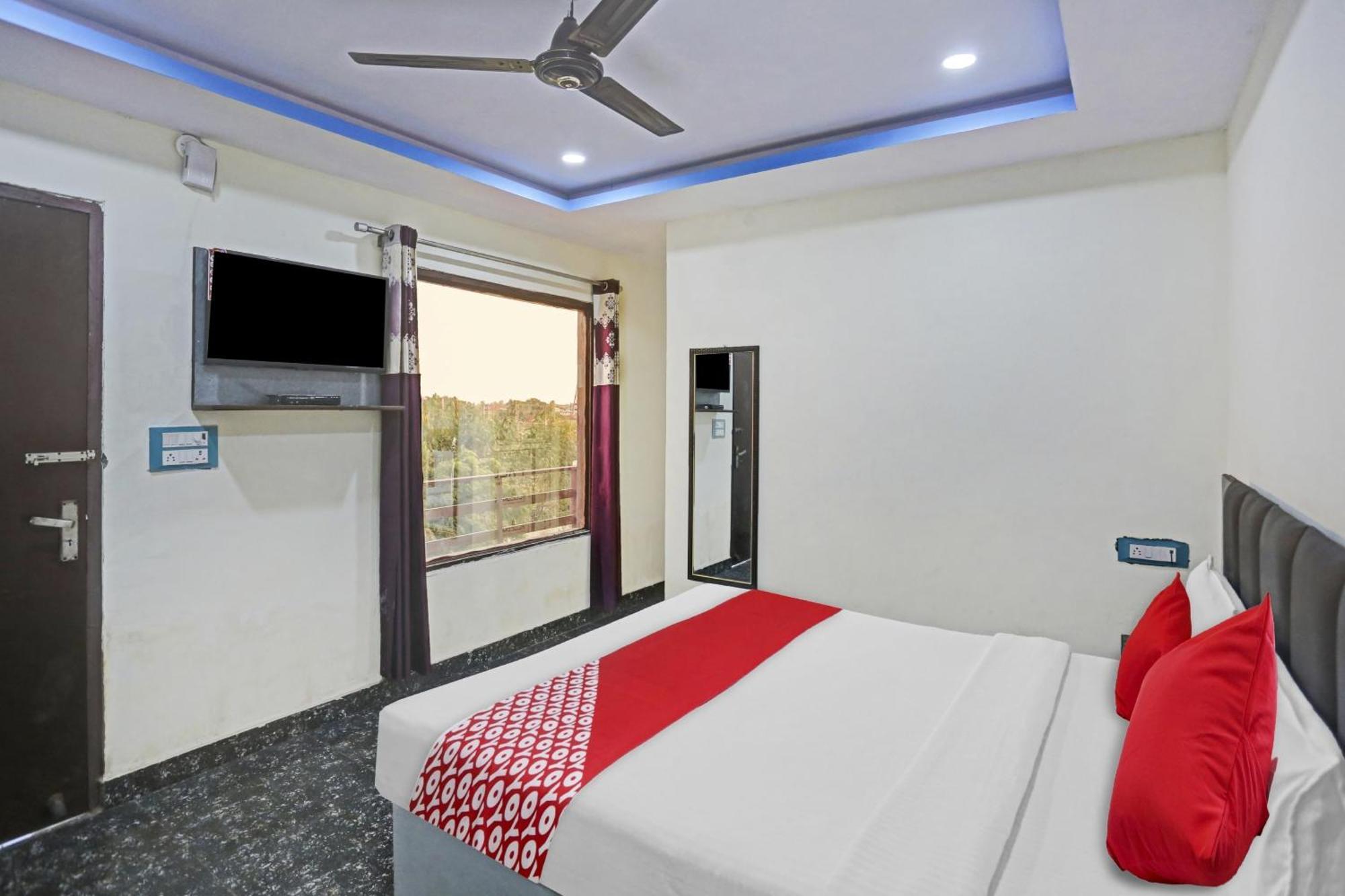 Hotel O Royal Palace Guest House Near Vishwa Vidyalaya Metro Station Yeni Delhi Dış mekan fotoğraf