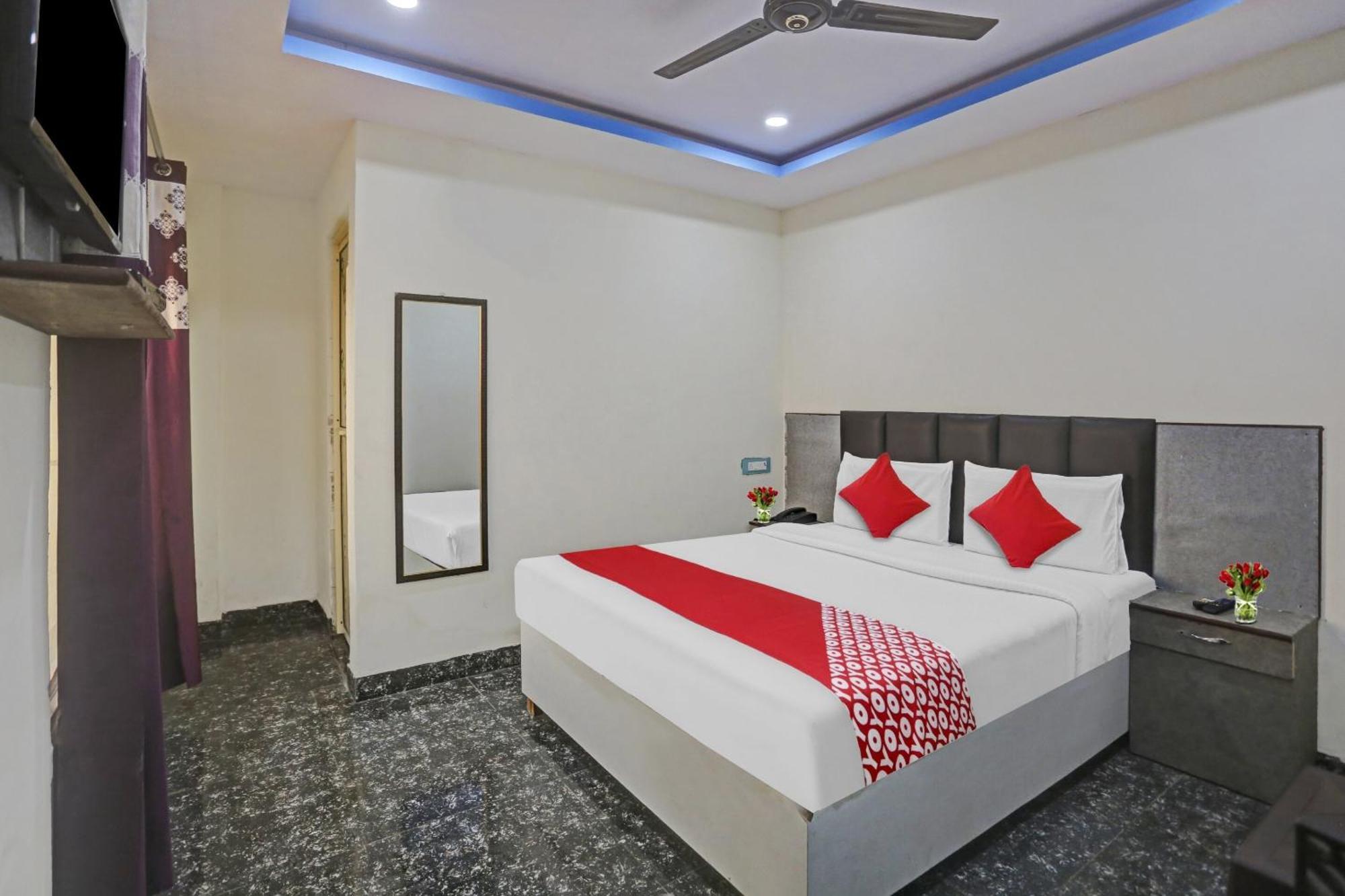 Hotel O Royal Palace Guest House Near Vishwa Vidyalaya Metro Station Yeni Delhi Dış mekan fotoğraf