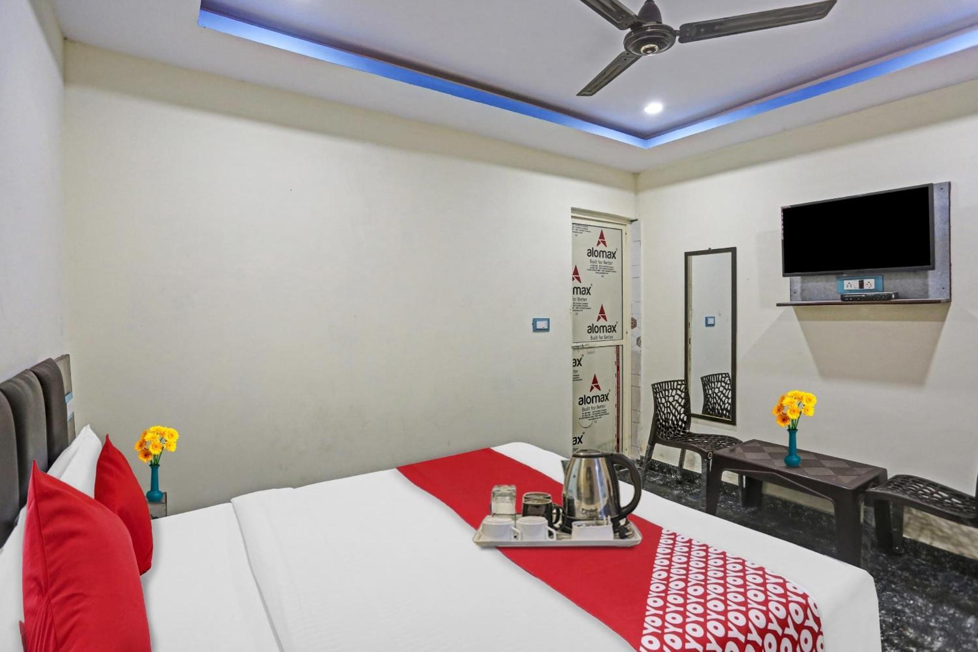 Hotel O Royal Palace Guest House Near Vishwa Vidyalaya Metro Station Yeni Delhi Dış mekan fotoğraf