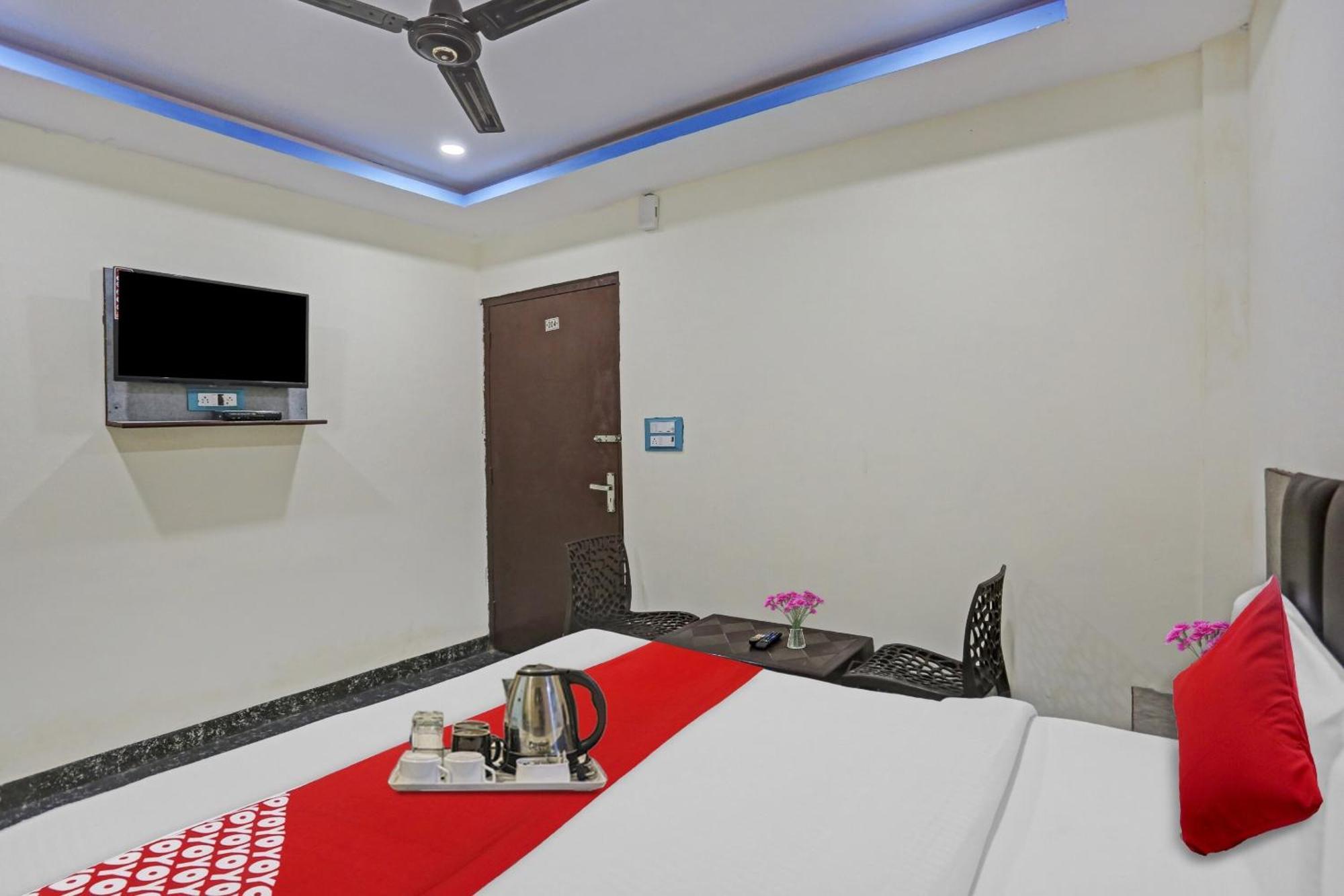 Hotel O Royal Palace Guest House Near Vishwa Vidyalaya Metro Station Yeni Delhi Dış mekan fotoğraf