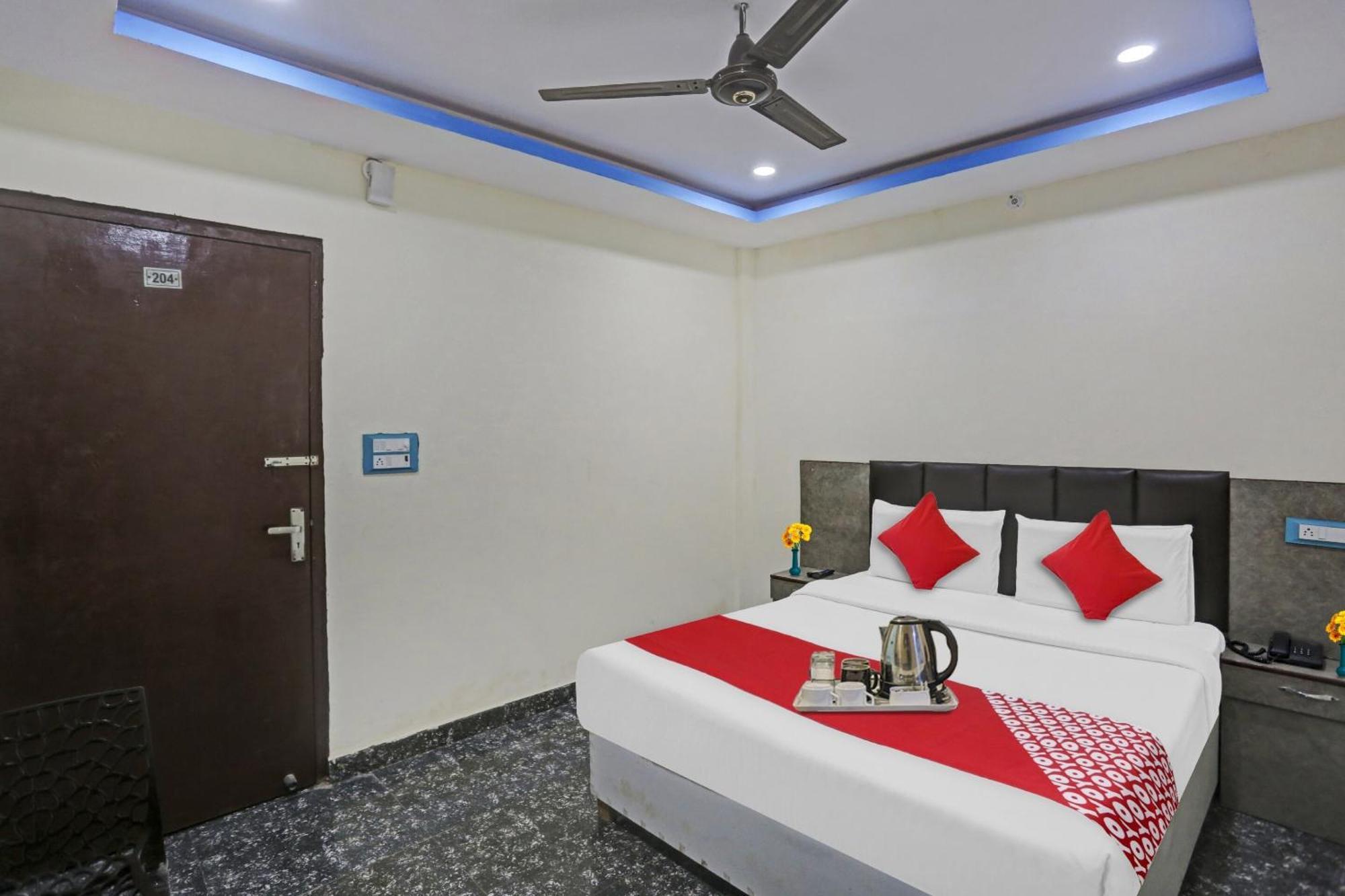 Hotel O Royal Palace Guest House Near Vishwa Vidyalaya Metro Station Yeni Delhi Dış mekan fotoğraf