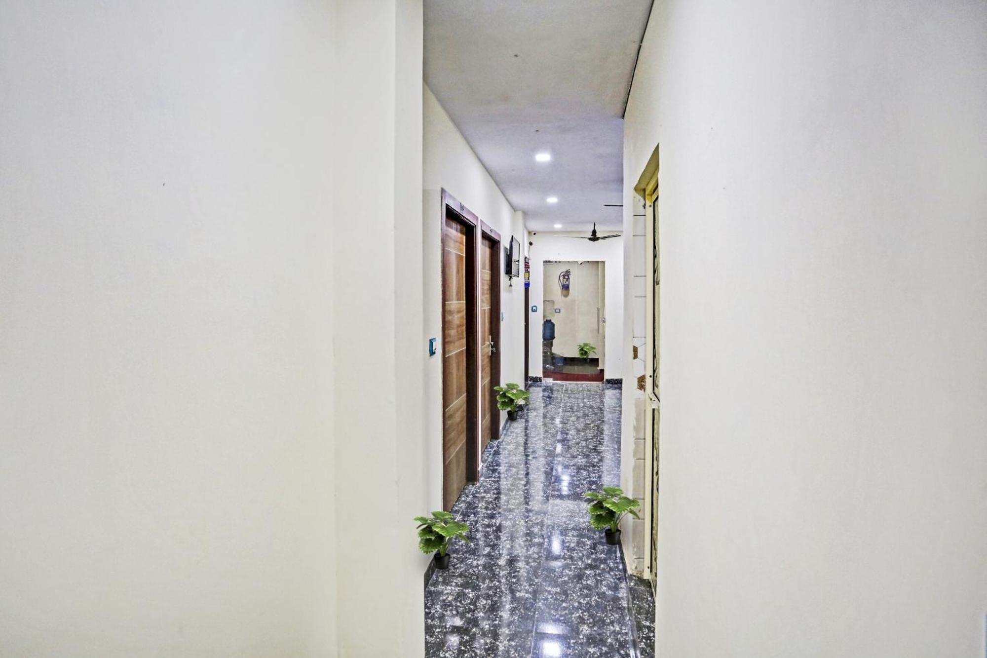 Hotel O Royal Palace Guest House Near Vishwa Vidyalaya Metro Station Yeni Delhi Dış mekan fotoğraf