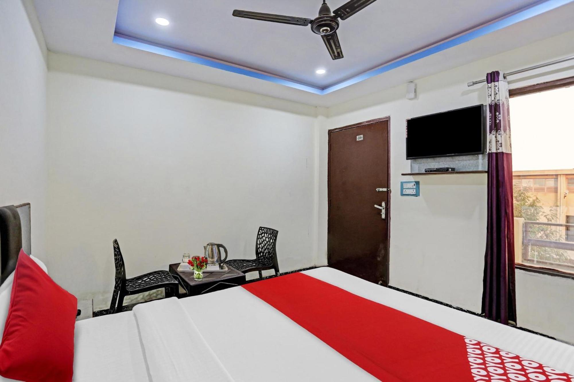 Hotel O Royal Palace Guest House Near Vishwa Vidyalaya Metro Station Yeni Delhi Dış mekan fotoğraf